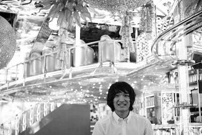 歌舞伎町のガールズバーで園子温監督と対談を行った石崎ひゅーい。