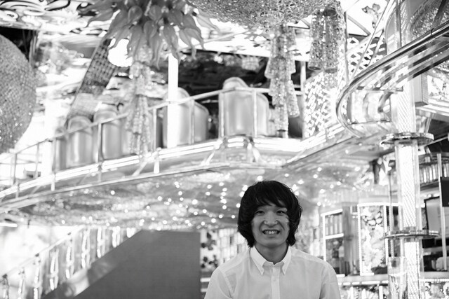 歌舞伎町のガールズバーで園子温監督と対談を行った石崎ひゅーい。