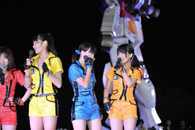 地元への凱旋公演が決まり涙ぐむ新井愛瞳と関根梓。