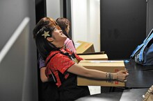 自分たちのCDが入った重たい箱を運ぶ仙石みなみ。