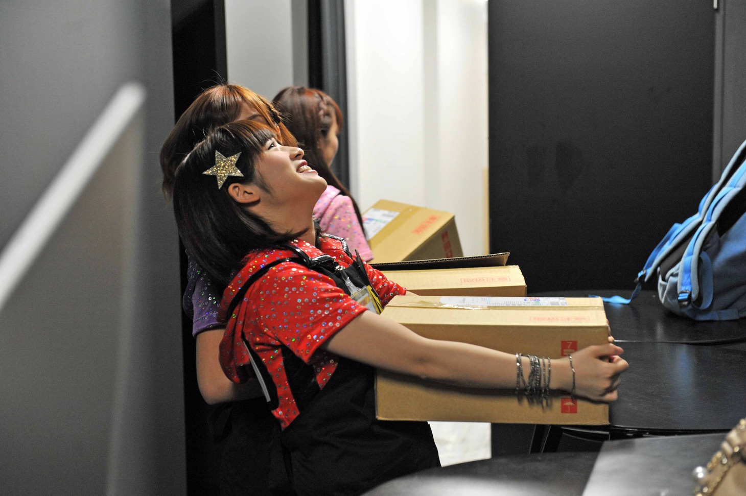 自分たちのCDが入った重たい箱を運ぶ仙石みなみ。