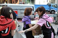 荷物を運ぶ仙石みなみ、佐藤綾乃、古川小夏（左から）。