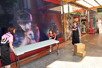 タワーレコード渋谷店の店頭にイベント会場を設営する3人。