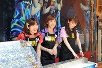 店頭から道行く人にCDをアピールする仙石みなみ、佐藤綾乃、古川小夏（左から）。