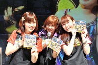 「銀河上々物語 / Burn the fire!! / ナチュラルボーン・アイドル」をアピールする仙石みなみ、佐藤綾乃、古川小夏（左から）。