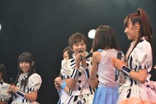 「同世代ですし、ざっくばらんに楽しみたいと思います。いいですかね？」と安本彩花（写真中央）。