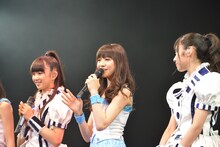 写真左から星名美怜、新井ひとみ、鈴木裕乃。