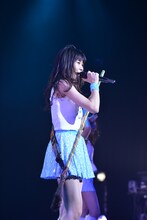 ほうきギターをプレイする庄司芽生。