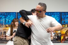 テレンス・リーは乃木坂46の3人に護身術を伝授。