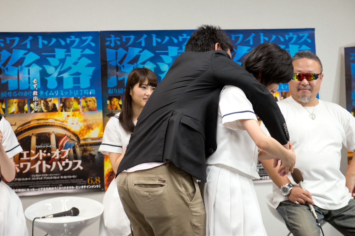 中指をつかんで相手をひねり上げる生駒里奈。