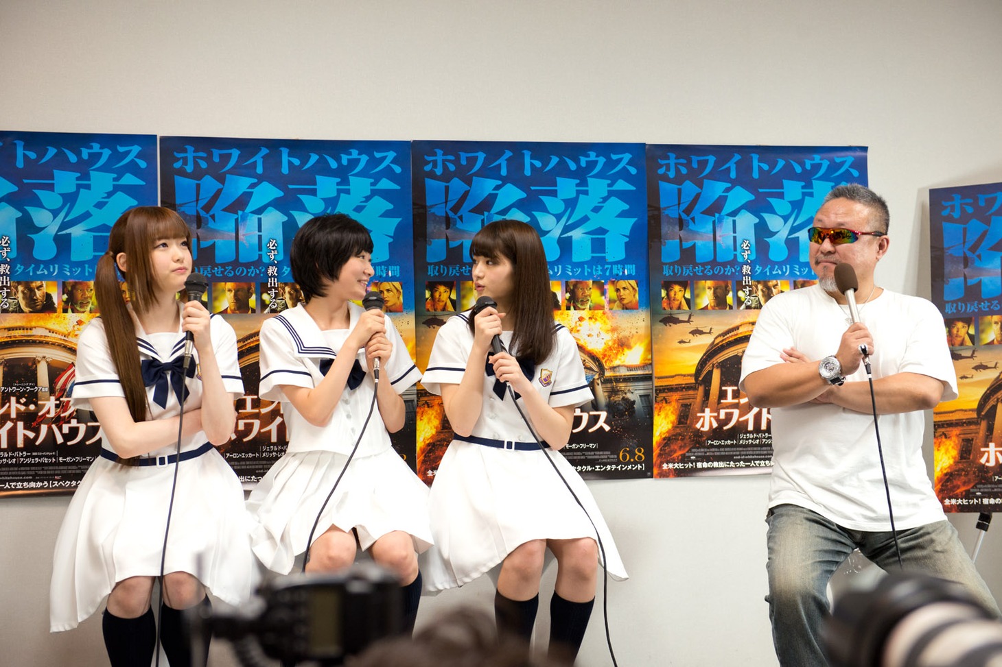 生駒里奈、松村沙友理、若月佑美とテレンス・リーのトークセッションの様子。