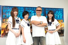 乃木坂46の生駒里奈、松村沙友理、若月佑美とテレンス・リー。