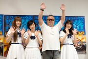 乃木坂46の生駒里奈、松村沙友理、若月佑美とテレンス・リー。