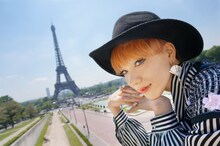 エッフェル塔を前に記念撮影するUna。