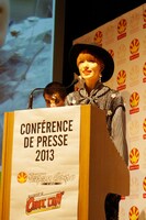 「Japan Expo」の記者会見でスピーチをするUna。