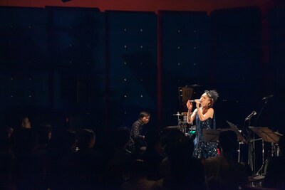 5月31日に東京・JZ Bratで行われた「Azumi new album "NEW STANDARD" Release Live」の模様。