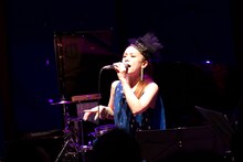 5月31日に東京・JZ Bratで行われた「Azumi new album "NEW STANDARD" Release Live」の模様。