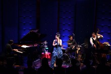 5月31日に東京・JZ Bratで行われた「Azumi new album "NEW STANDARD" Release Live」の模様。