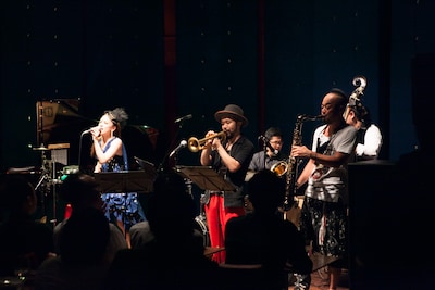 ゲストとしてSOIL & "PIMP" SESSIONSの元晴（Sax）とタブゾンビ（Tp）が登場。