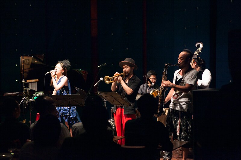 ゲストとしてSOIL & "PIMP" SESSIONSの元晴（Sax）とタブゾンビ（Tp）が登場。