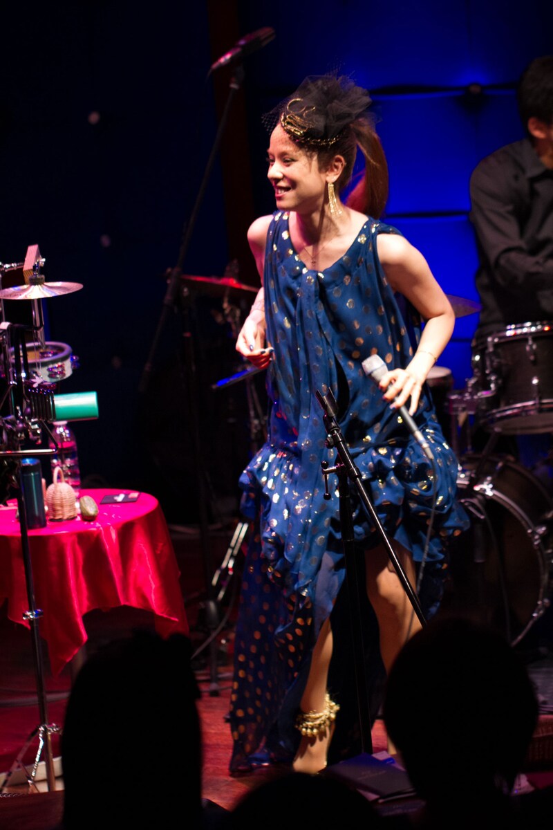 5月31日に東京・JZ Bratで行われた「Azumi new album "NEW STANDARD" Release Live」の模様。