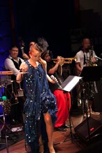 5月31日に東京・JZ Bratで行われた「Azumi new album "NEW STANDARD" Release Live」の模様。