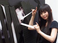 自ら黒リボンを剥がすしょこたん。