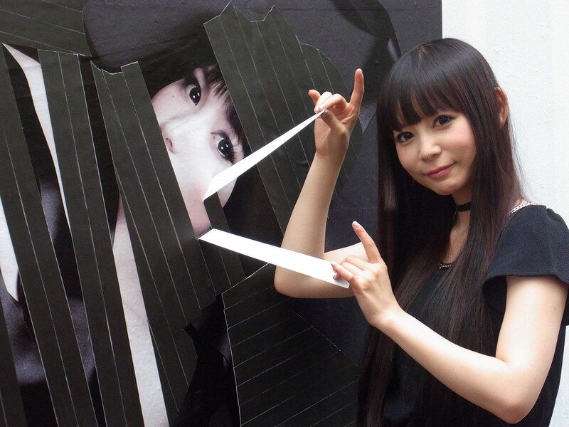 自ら黒リボンを剥がすしょこたん。