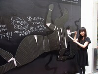 巨大なしょこたんと記念撮影するしょこたん本人。