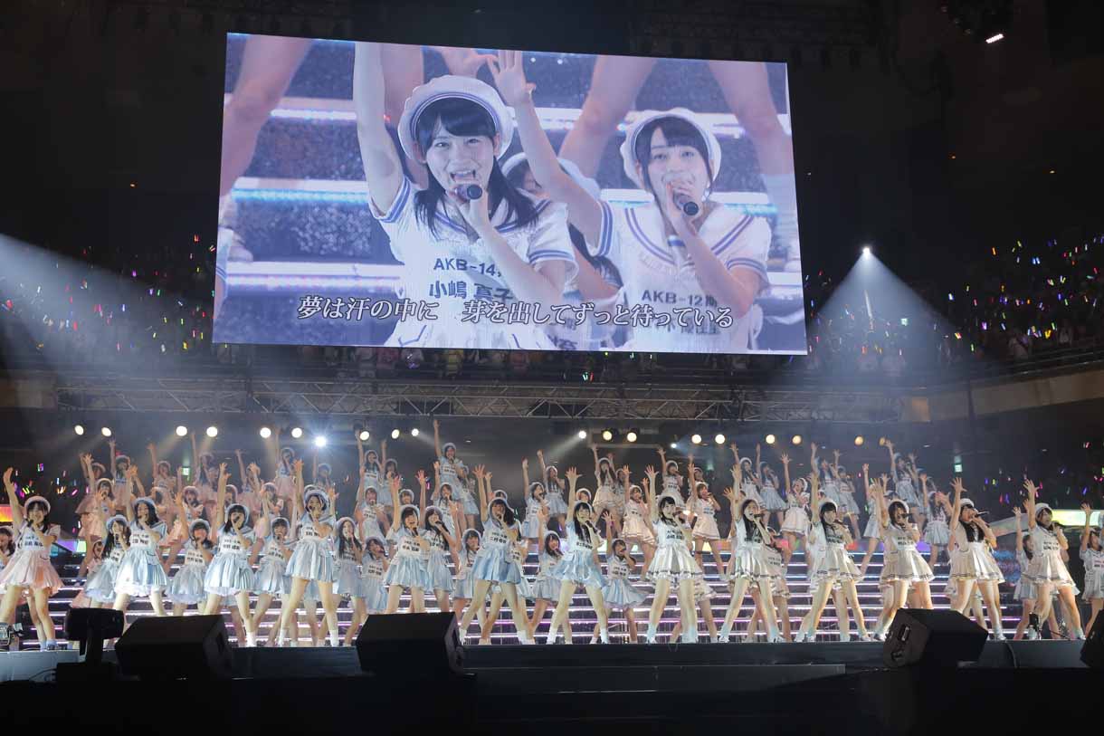 「初日」を歌うAKB48グループ研究生。(c)AKS