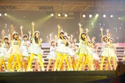 「初日」を歌うAKB48グループ研究生。(c)AKS