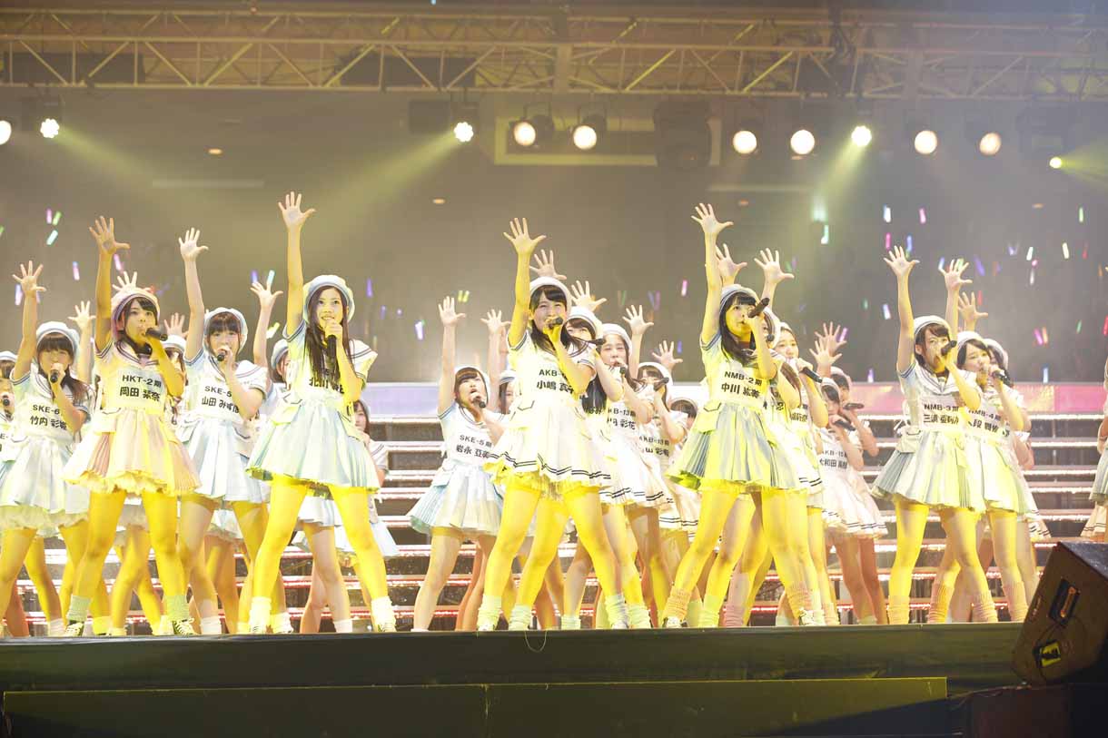 「初日」を歌うAKB48グループ研究生。(c)AKS