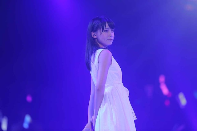 「FIRST LOVE」を披露するAKB48研究生の小嶋真子。(c)AKS