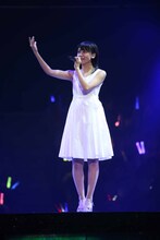 「FIRST LOVE」を披露するAKB48研究生の小嶋真子。(c)AKS