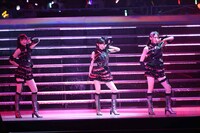 「黒い天使」を披露するAKB48研究生の岡田奈々、高島祐利奈、茂木忍。(c)AKS