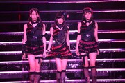 「黒い天使」を披露するAKB48研究生の岡田奈々、高島祐利奈、茂木忍。(c)AKS