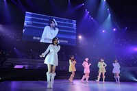 「7時12分の初恋」を披露するAKB48研究生の篠崎彩奈、SKE48研究生の空美夕日、竹内彩姫、HKT48研究生の田島芽瑠、渕上舞。(c)AKS