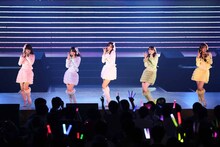 「7時12分の初恋」を披露するAKB48研究生の篠崎彩奈、SKE48研究生の空美夕日、竹内彩姫、HKT48研究生の田島芽瑠、渕上舞。(c)AKS