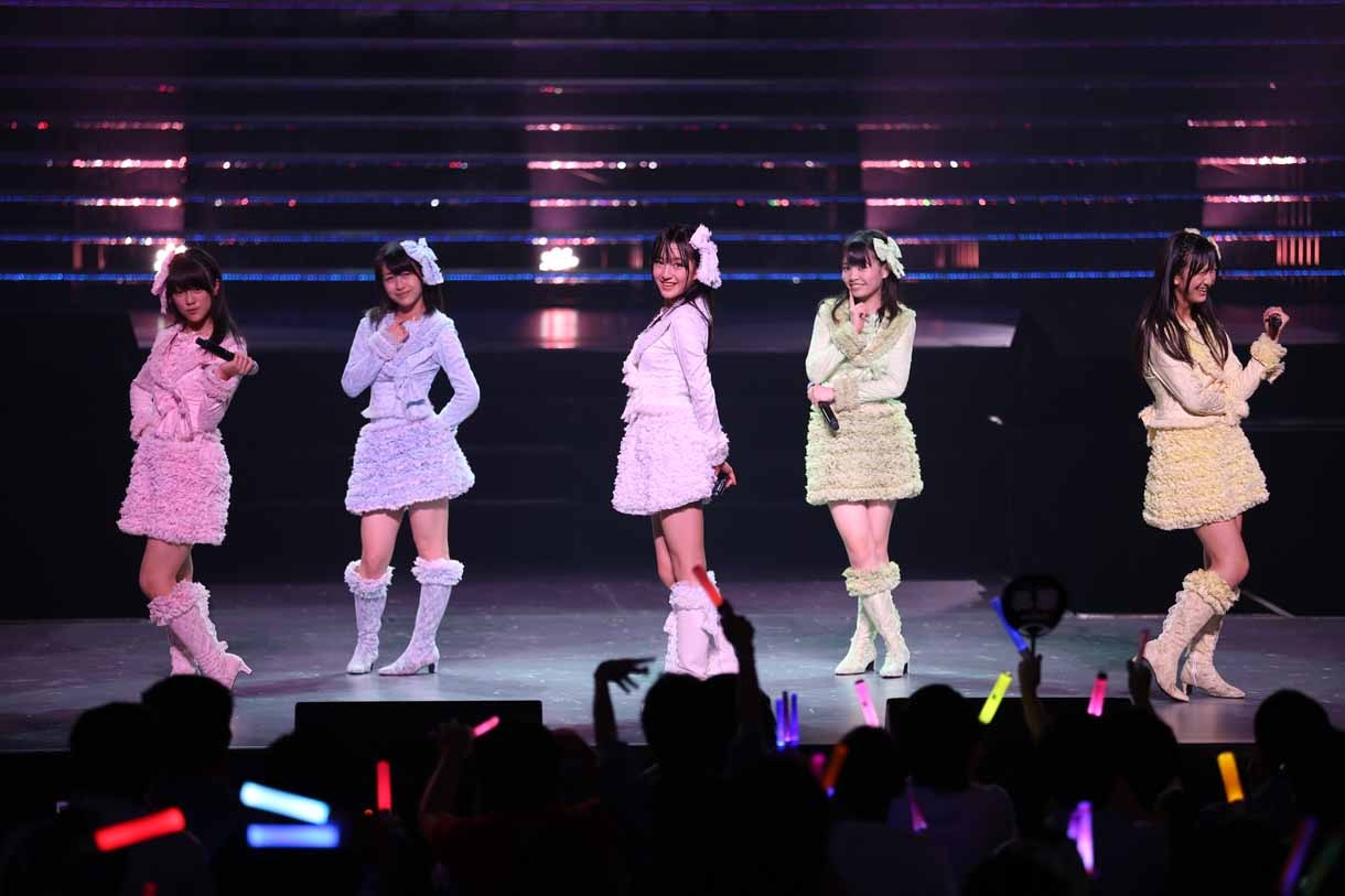 「7時12分の初恋」を披露するAKB48研究生の篠崎彩奈、SKE48研究生の空美夕日、竹内彩姫、HKT48研究生の田島芽瑠、渕上舞。(c)AKS