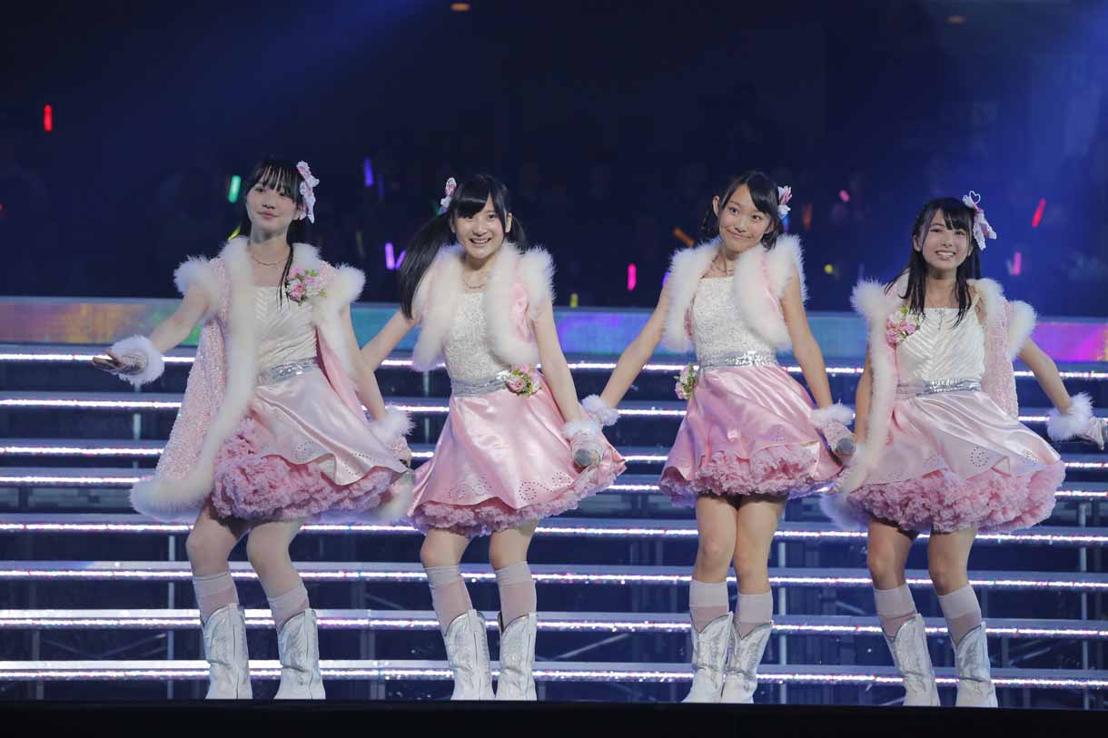 「ガラスのI YOU」を披露するSKE48研究生の北原侑奈、NMB48研究生の嶋崎百萌香、林萌々香HKT48研究生の岡田栞奈。(c)AKS