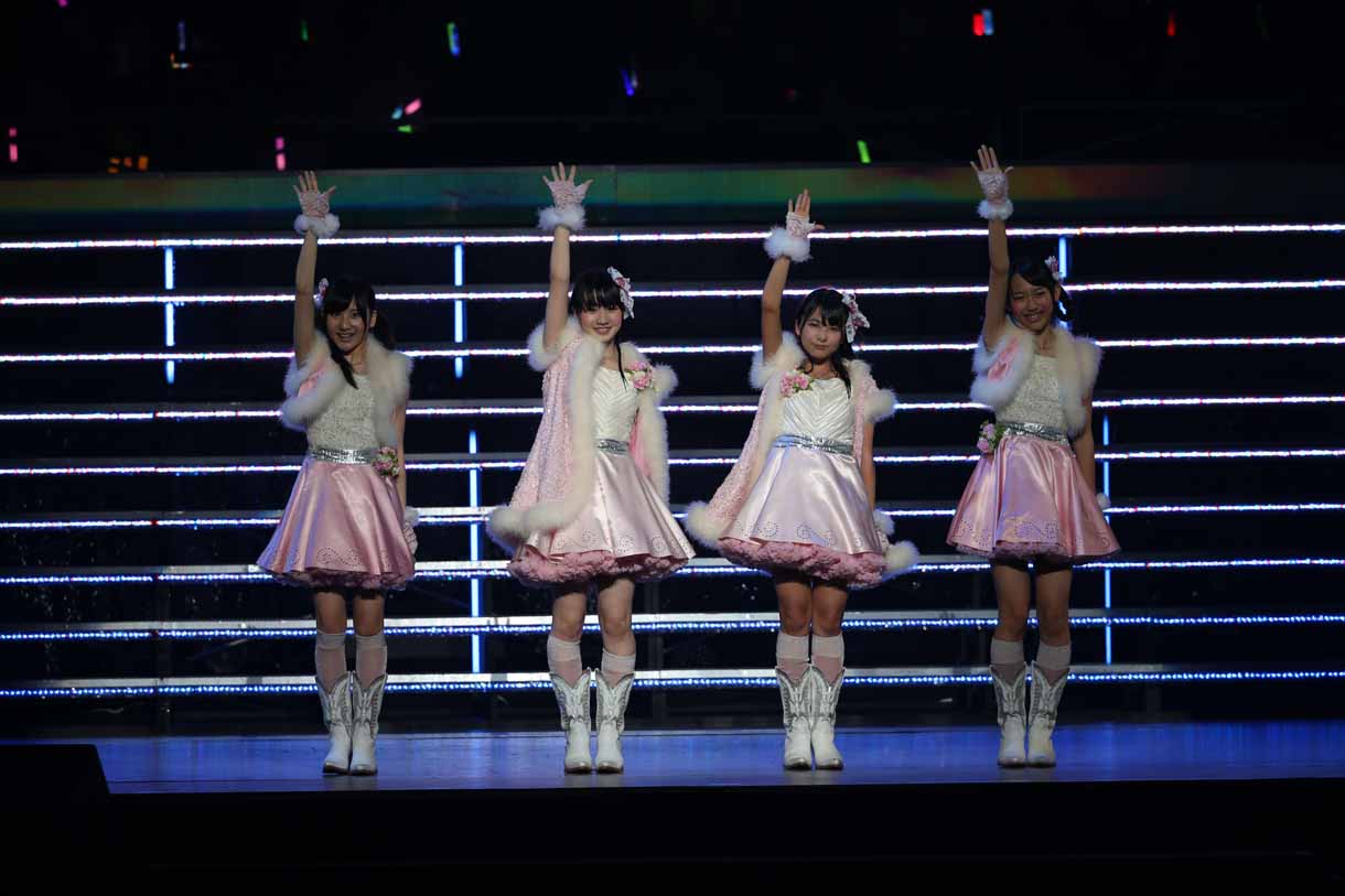 「ガラスのI YOU」を披露するSKE48研究生の北原侑奈、NMB48研究生の嶋崎百萌香、林萌々香HKT48研究生の岡田栞奈。(c)AKS