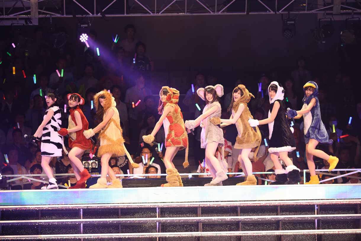「雨の動物園」を披露するAKB48研究生の内山奈月、梅田綾乃、橋本耀、前田美月、村山彩希、湯本亜美、NMB48研究生の大段舞依、HKT48研究生の谷真理佳。(c)AKS