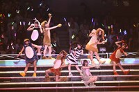 「雨の動物園」を披露するAKB48研究生の内山奈月、梅田綾乃、橋本耀、前田美月、村山彩希、湯本亜美、NMB48研究生の大段舞依、HKT48研究生の谷真理佳。(c)AKS