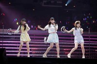 「ハート型ウイルス」を披露するAKB48研究生の岩立沙穂、北澤早紀、込山榛香。(c)AKS