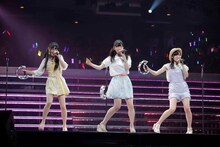 「ハート型ウイルス」を披露するAKB48研究生の岩立沙穂、北澤早紀、込山榛香。(c)AKS