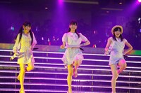 「ハート型ウイルス」を披露するAKB48研究生の岩立沙穂、北澤早紀、込山榛香。(c)AKS
