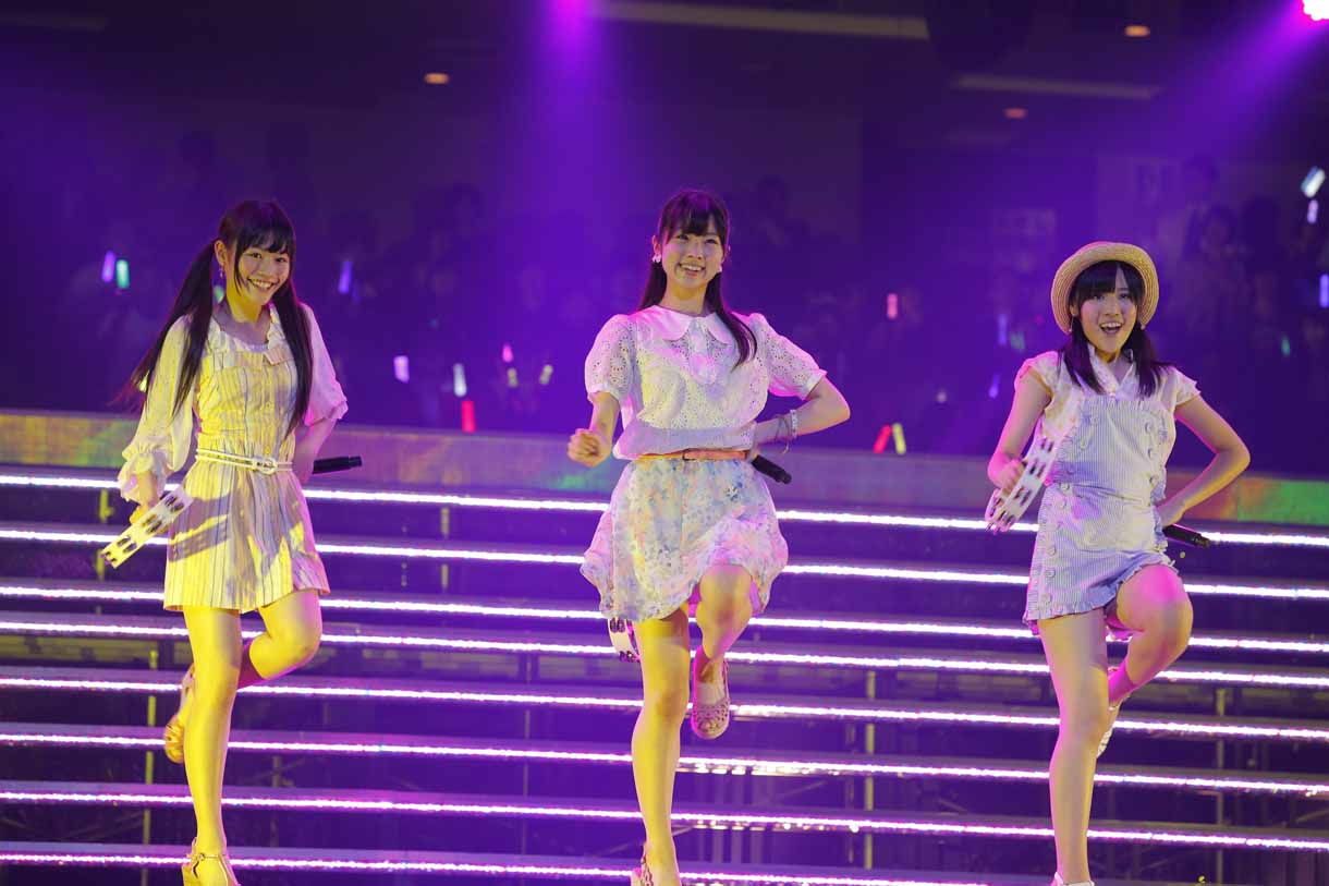 「ハート型ウイルス」を披露するAKB48研究生の岩立沙穂、北澤早紀、込山榛香。(c)AKS