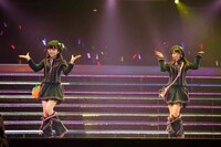 「となりのバナナ」を披露するNMB48研究生の山尾梨奈、HKT48研究生の秋吉優花。(c)AKS