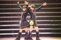 「となりのバナナ」を披露するNMB48研究生の山尾梨奈、HKT48研究生の秋吉優花。(c)AKS