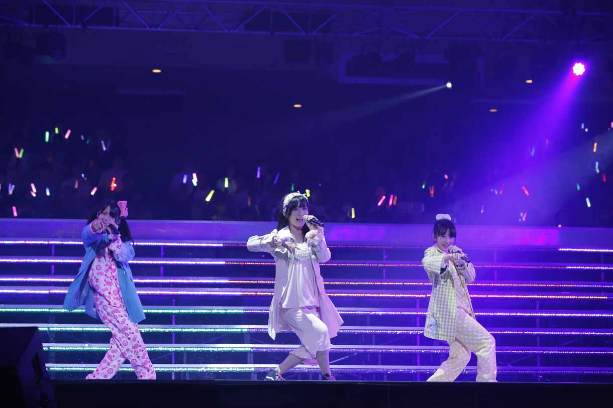「パジャマドライブ」を披露するAKB48研究生の向井地美音、SKE48研究生の北野瑠華、NMB48研究生の川上千尋。(c)AKS
